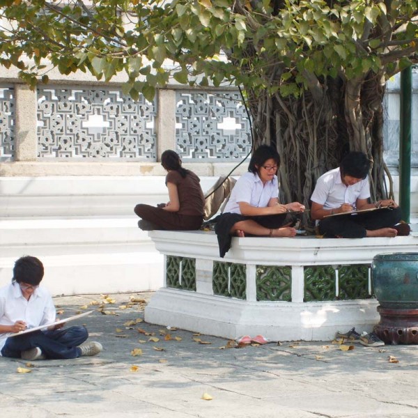 木の下で勉強する学生たち